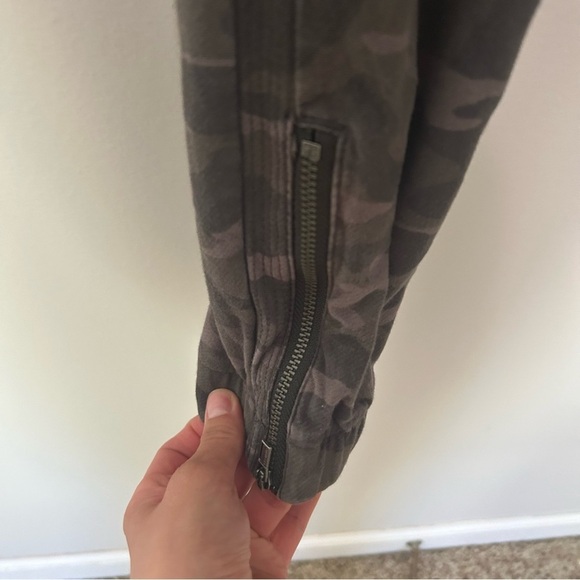 Athleta Farallon Loose Camo Elastic Waist Size 2 Camo Print - Picture 5 of 9